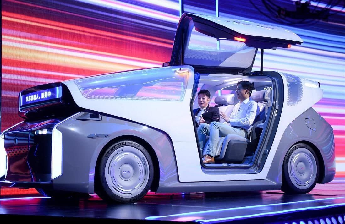 «Китайский Google» показал свой первый автомобиль