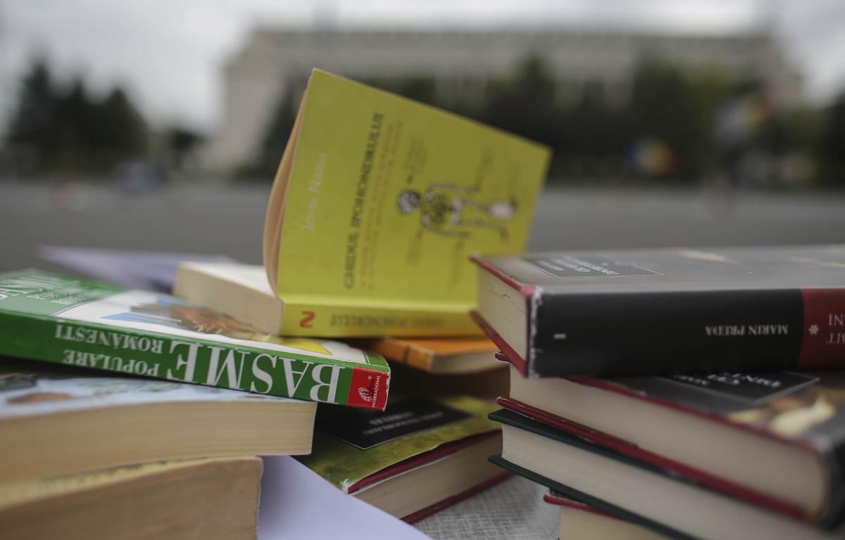В Румынии требующие отставки министра образования дарят ему книги