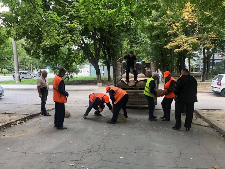 "СтопХам": На Ботанике установили на тротуаре заграждения для автомобилей
