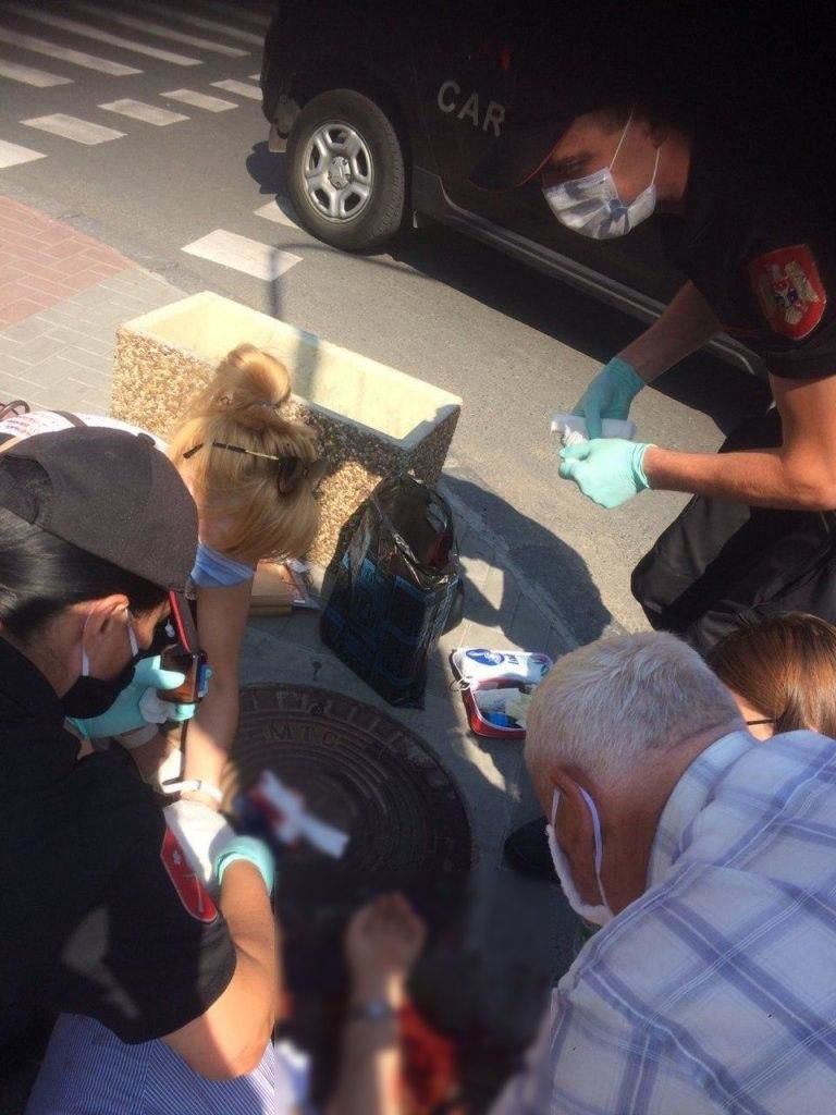 Карабинеры оказали помощь упавшему в центре столицы мужчине