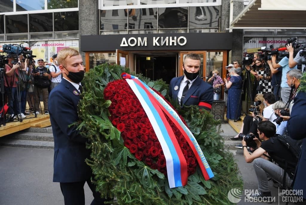 Владимира Меньшова проводили аплодисментами