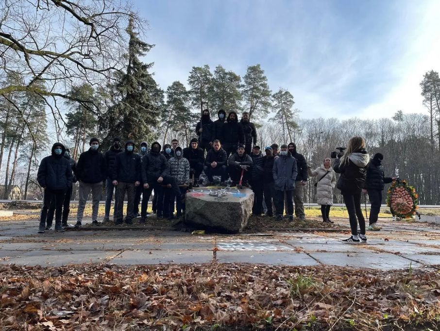 В Украине снесли очередной памятник чекистам