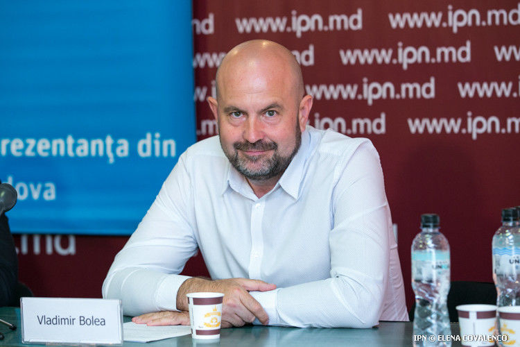 Политики рассказали, чем занимаются во время карантина