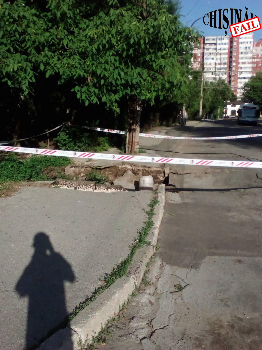 На одной из столичных улиц дорога превратилась в руины