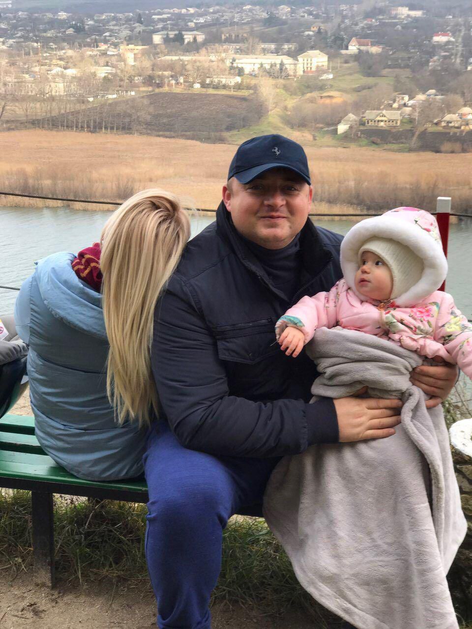 Gheorghe Cavcaliuc, surprins cu un bebeluș în brațe și o blondă alături