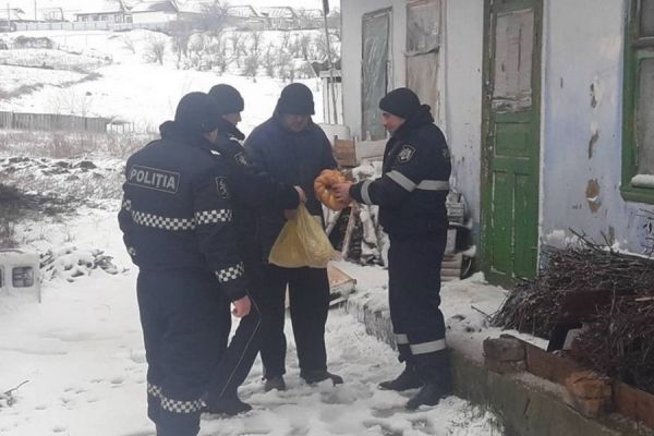 Полицейские из Гагаузии раздали продукты питания одиноким пожилым людям