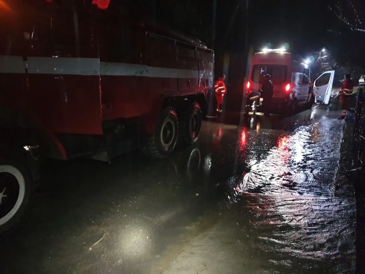 В Тараклийском районе застрявшей в грязи "скорой" понадобилась помощь спасателей
