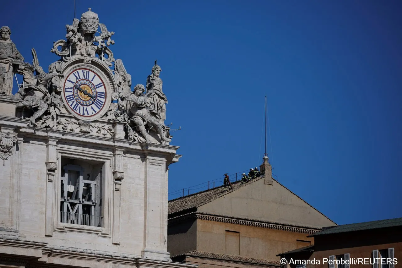 O nouă țeavă pentru semnalele de fum privind alegerea noului papă, instalată la Vatican