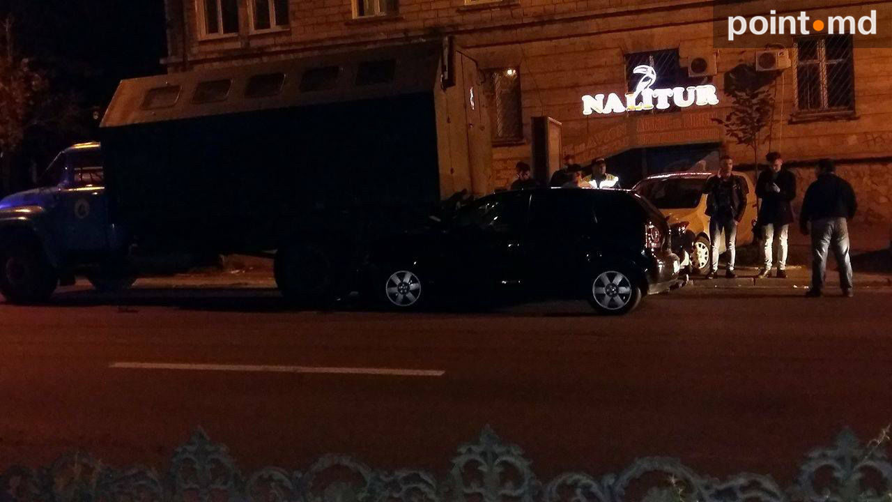 Авто, попавшее в ночное ДТП в центре Кишинева, бросили на дороге