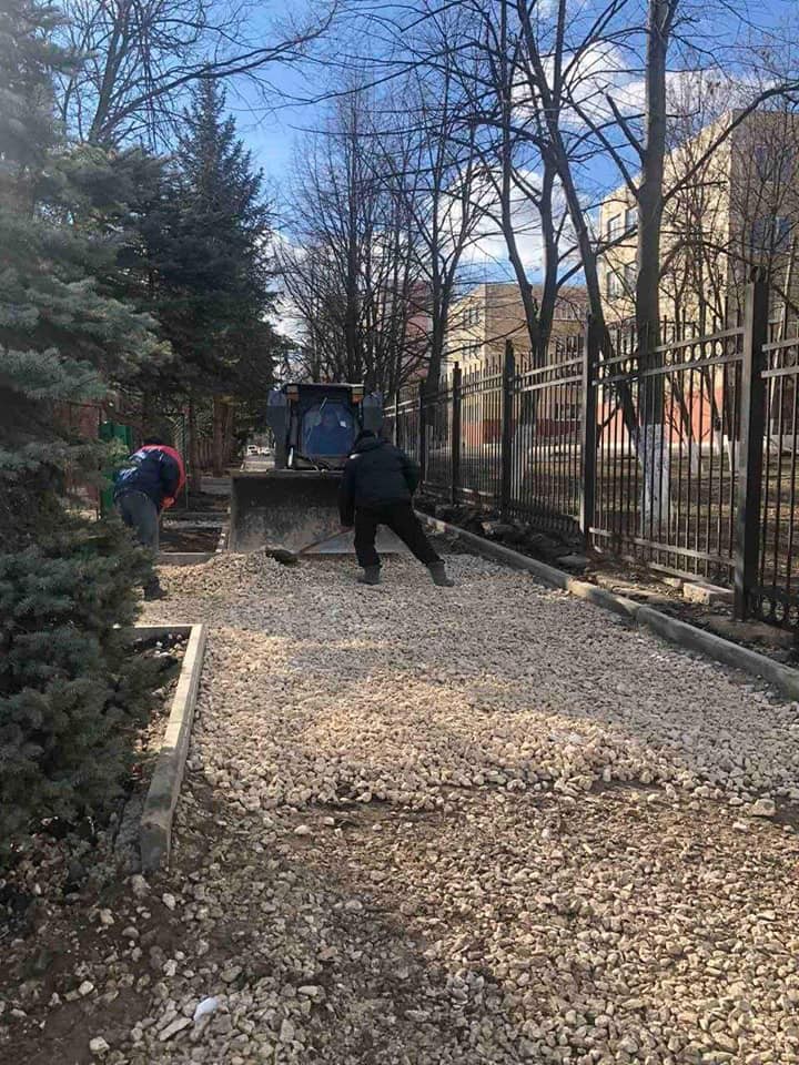 На Чеканах обустраивают школьную аллею в верхней части бульвара Мирча чел Бэтрын