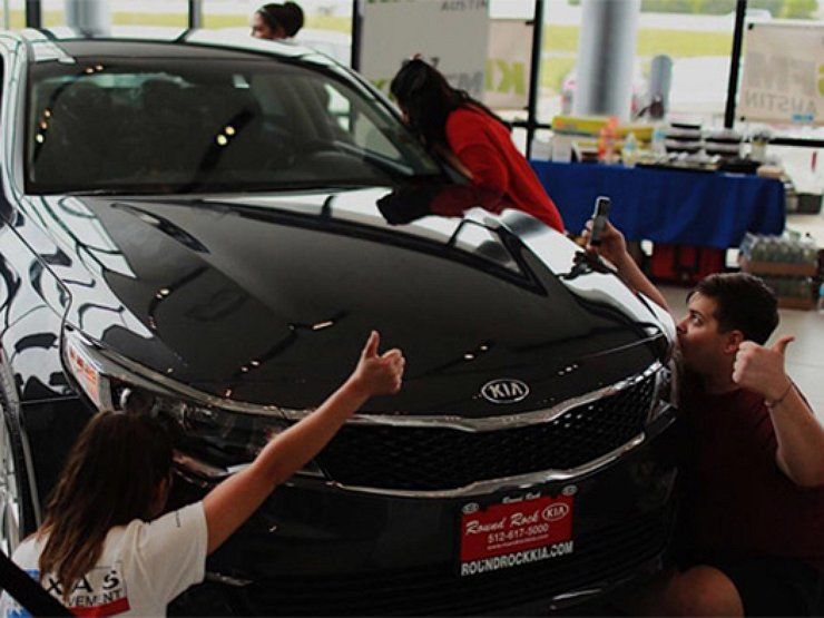 Американка получила Kia за 50-часовой поцелуй машины