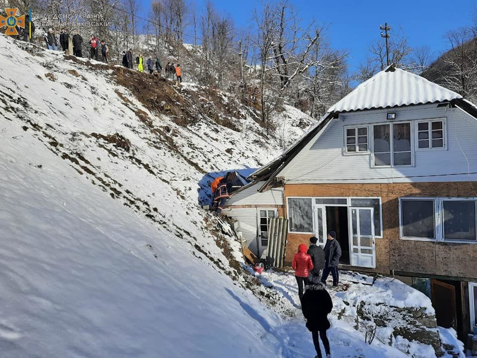 На Прикарпатье авто вылетело в кювет и протаранило крышу жилого дома
