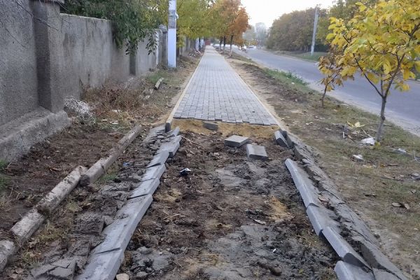 В Комрате вандалы сломали бордюры недостроенного тротуара