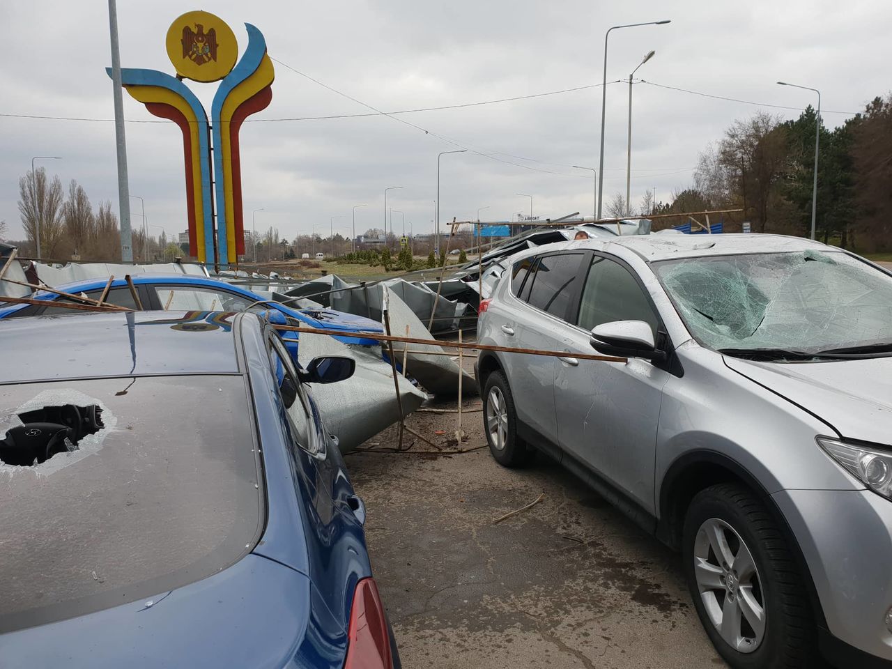 В Кишиневе ветер сорвал крышу с автозаправки и повредил автомобили