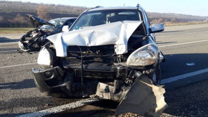 На выезде из Хынчешт столкнулись два авто, 3 человека попали в больницу
