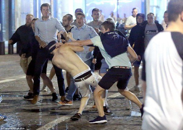 В Марселе подрались русские и английские фанаты
