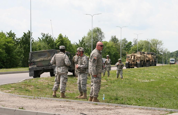 В Литве Hummer НАТО врезался в авто со студентками