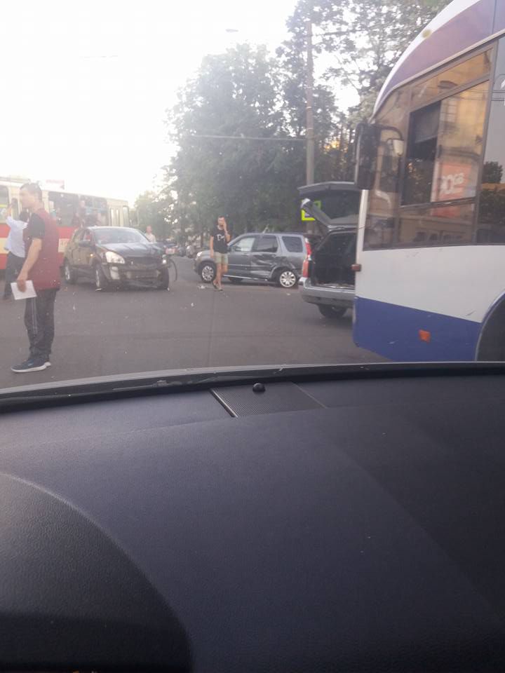 Две аварии произошли в Кишиневе: в ДТП вовлечены "скорая" и троллейбус