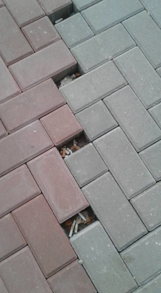 Lipsa bucăților de pavaj, loc pentru mucurile de țigară