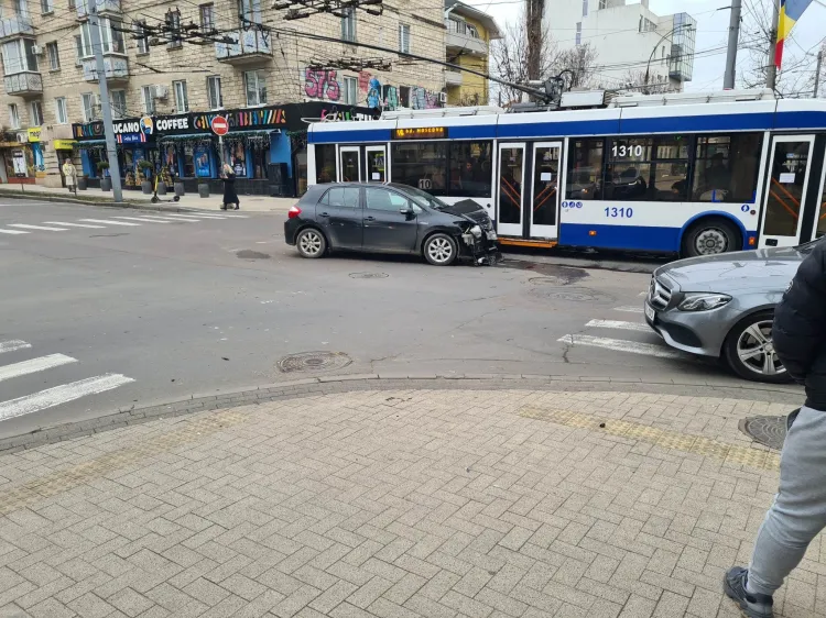 В Кишиневе произошло ДТП: столкнулись два автомобиля