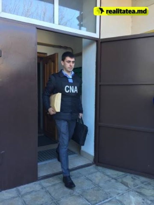 Офицеры НЦБК сопроводили Нистора Грозаву в столичную мэрию