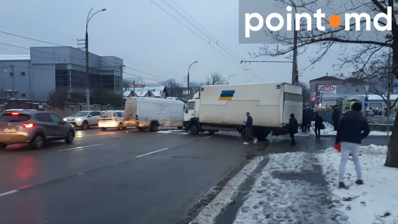 На улице Петрикань произошло ДТП с участием грузовика и микроавтобуса