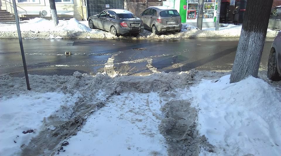 Чистка дорог в Кишиневе: ночью с проезжей части на тротуар, днем - наоборот