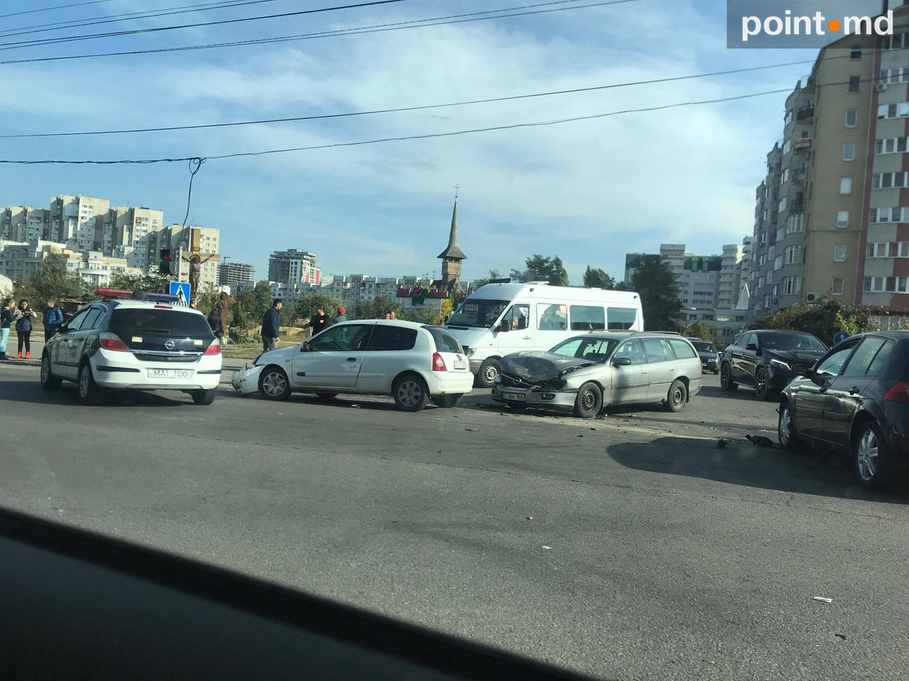 Patru automobile s-au ciocnit violent, blocând o intersecție din Capitală