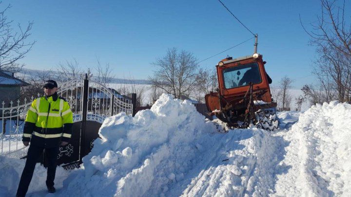 Полицейские разблокировали подъезд к дому жительницы села Славянка