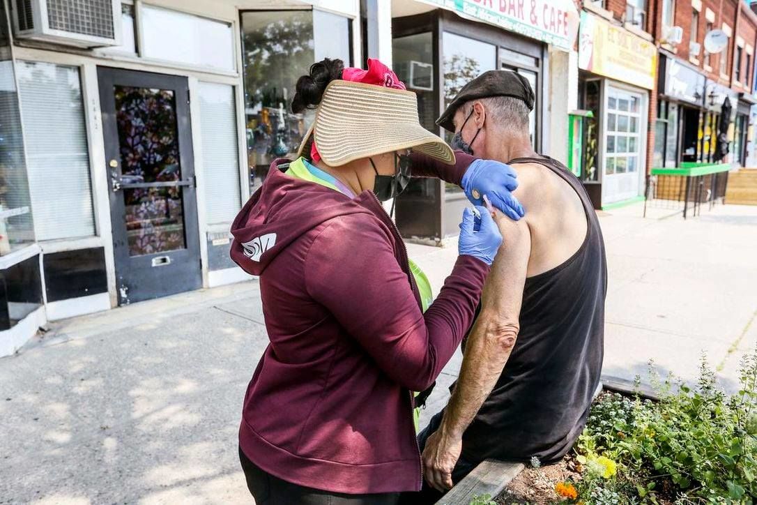 Дан Перчун: Вакцинация "посреди дороги" практикуется в США и Канаде