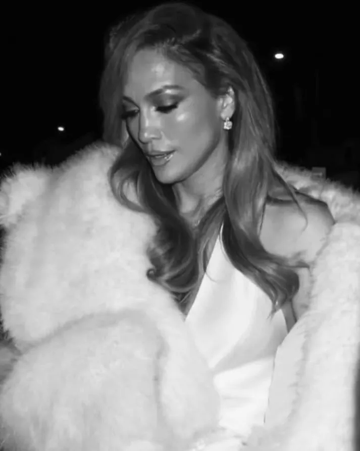 Jennifer Lopez, dată în judecată pentru că și-a publicat propriile fotografii