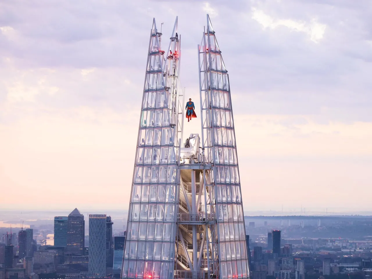 Трехметровый Супермен появился на шпиле небоскреба Shard в Лондоне