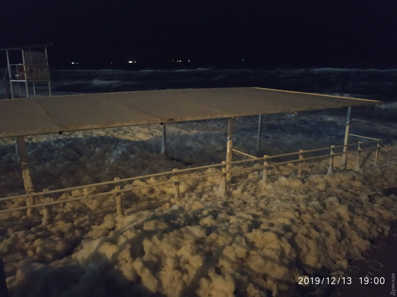 Одесские пляжи покрылись пеной