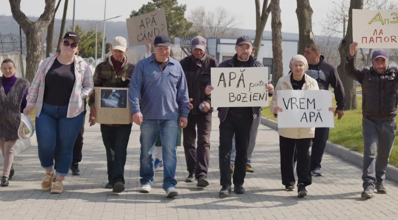В селе Бозиены начались протесты: жители требуют воду, но пока не готовы расстаться с вином из крана