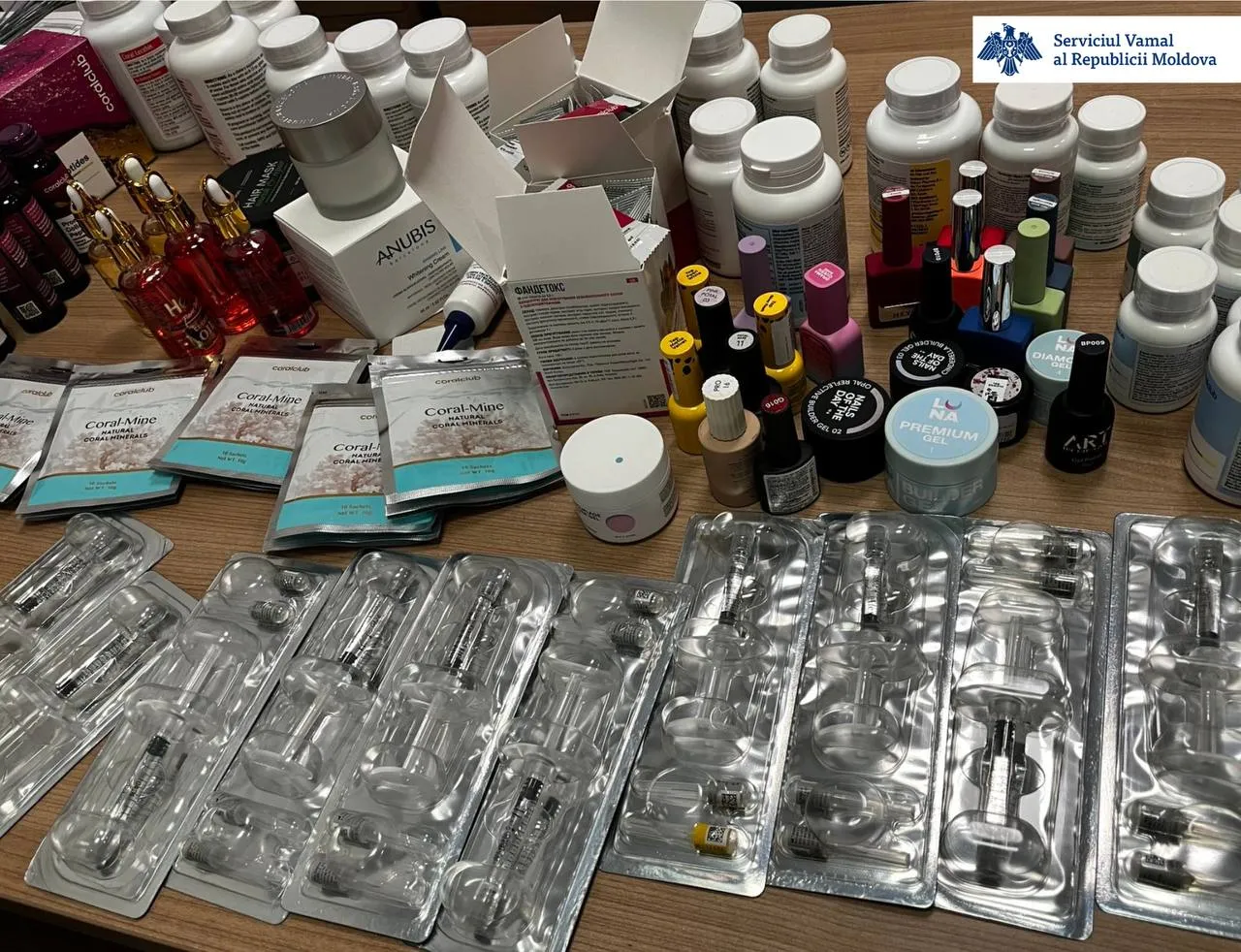 Un bărbat, reținut la postul vamal Palanca cu produse cosmetice ascunse sub haine