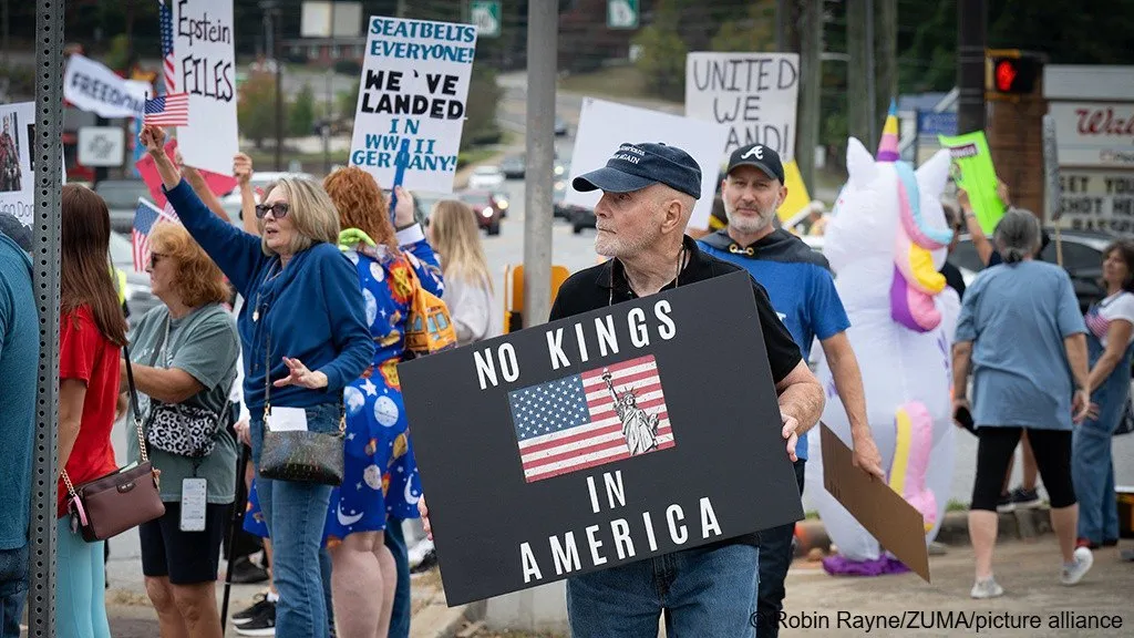 По всей территории США прошли протесты «Нет Королям» против политики Трампа