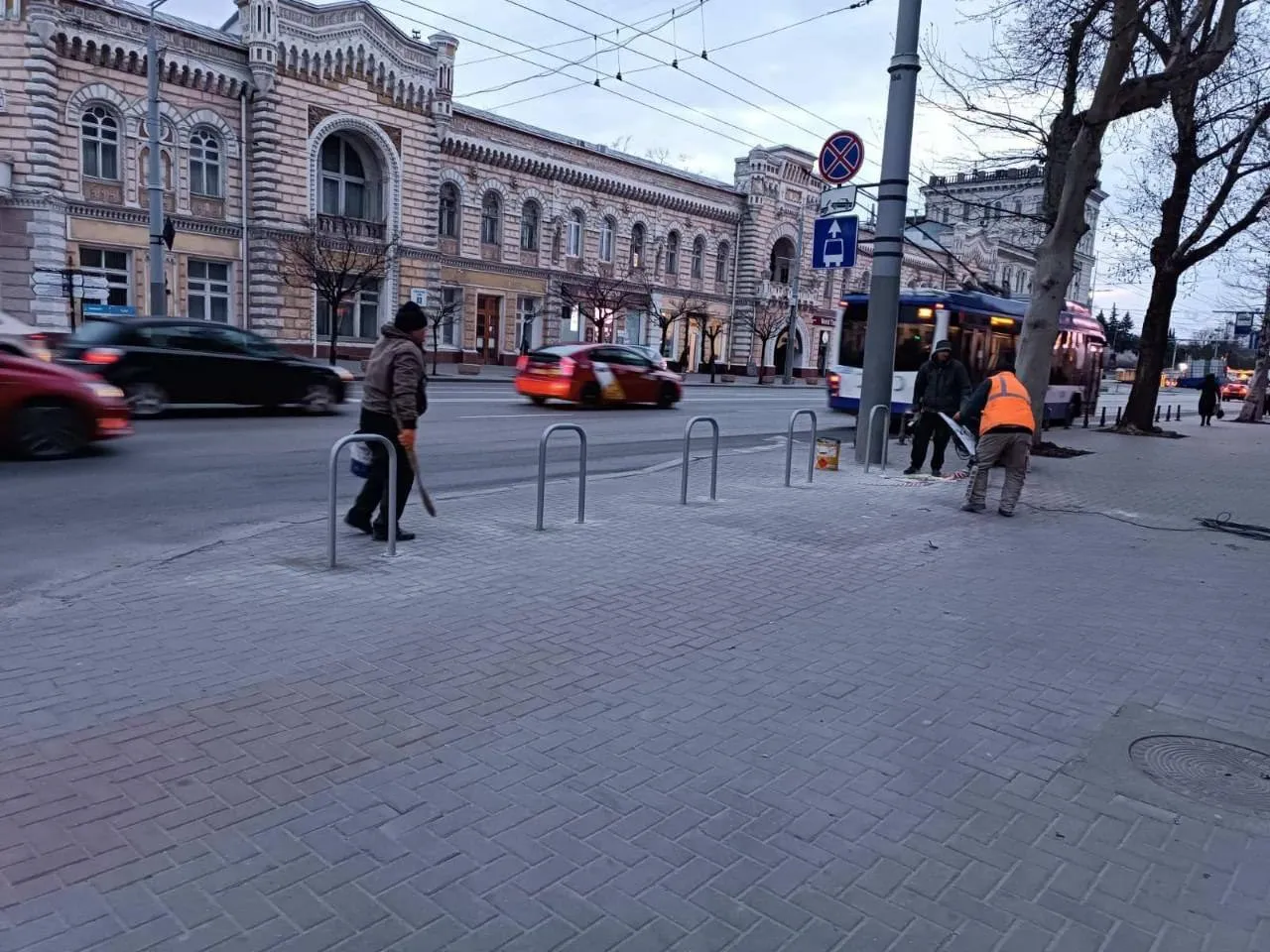 В Кишиневе устанавливают стойки для парковки велосипедов