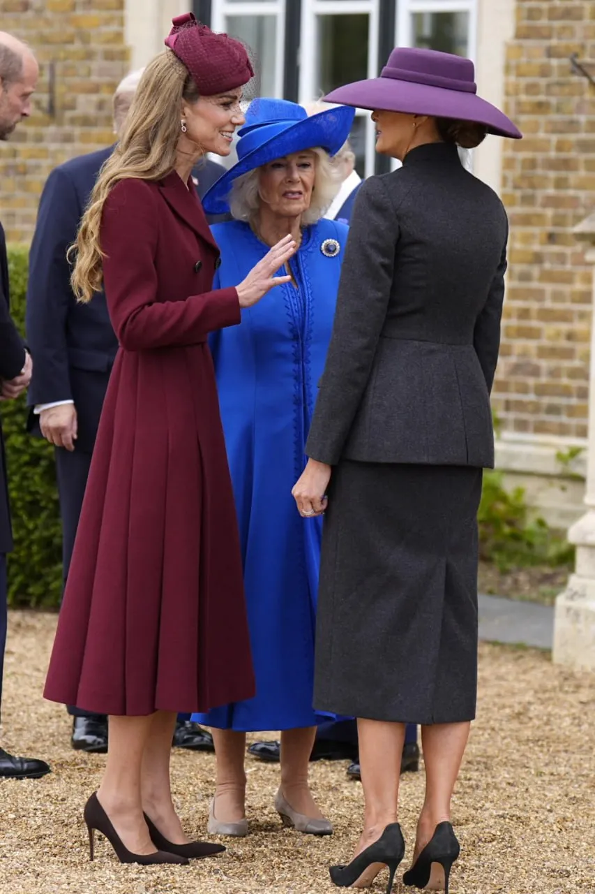 Melania Trump a încălcat protocolul regal în timpul vizitei sale în Marea Britanie