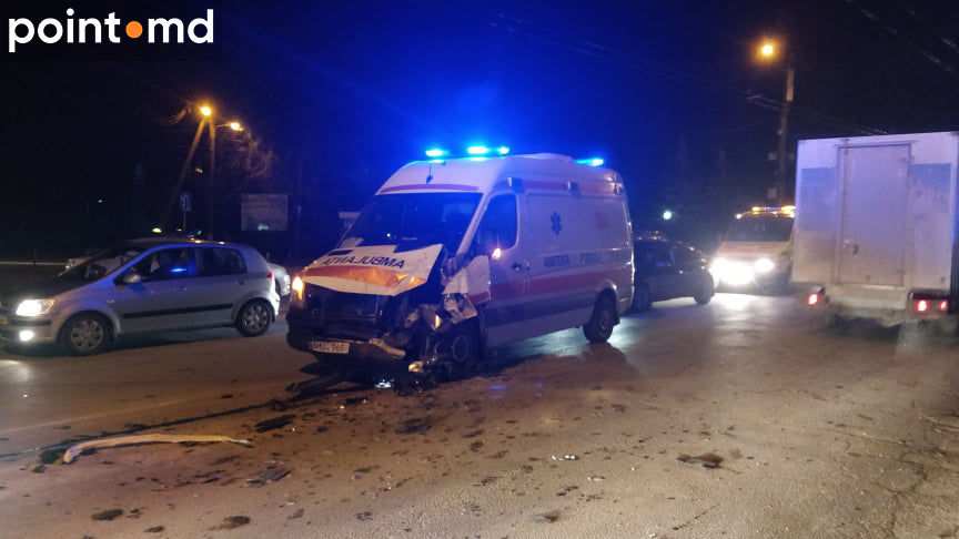 На Ботанике скорая помощь попала в аварию, второй автомобиль перевернулся