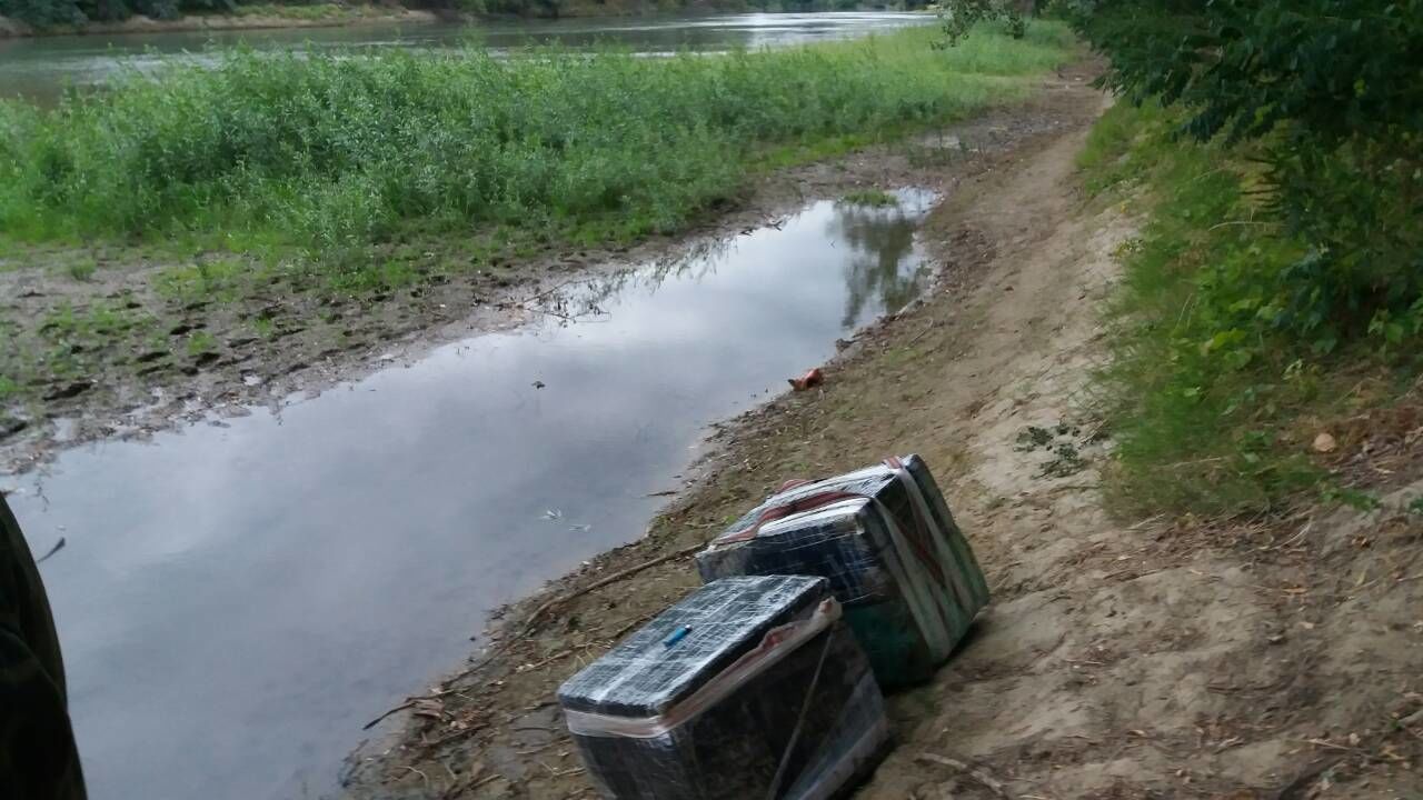 Prinși în flagrant în timp ce încercau să treacă țigări peste frontieră