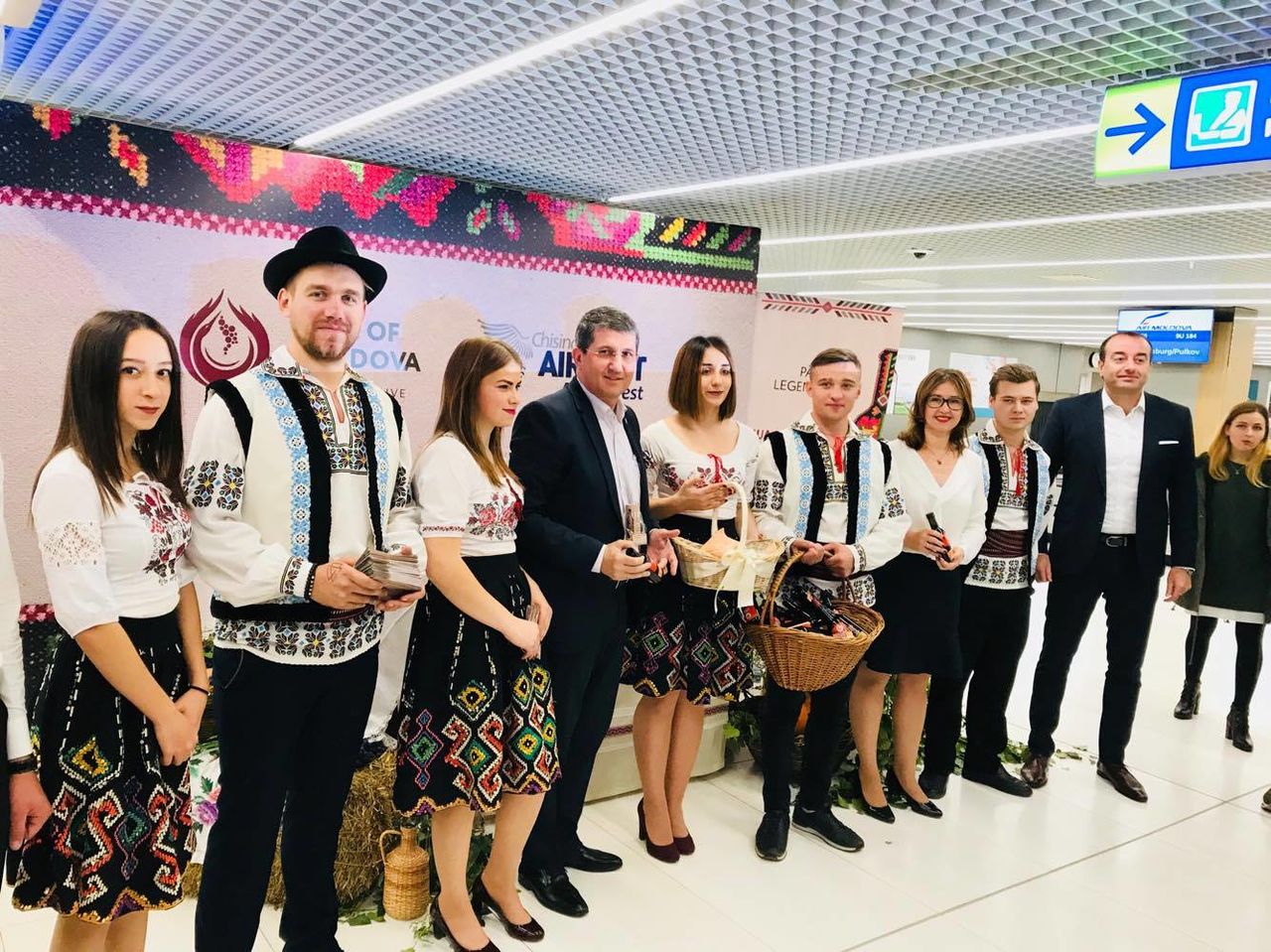 Turiști întâmpinați festiv la Aeroportul Chișinău, în ajunul Zilei Naționale a Vinului