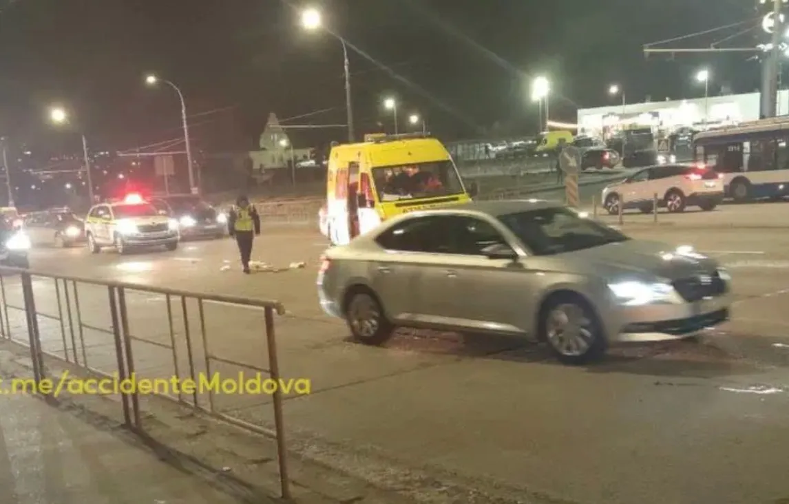 Un bătrân, transportat la spital după ce a fost tamponat de o mașină în Capitală