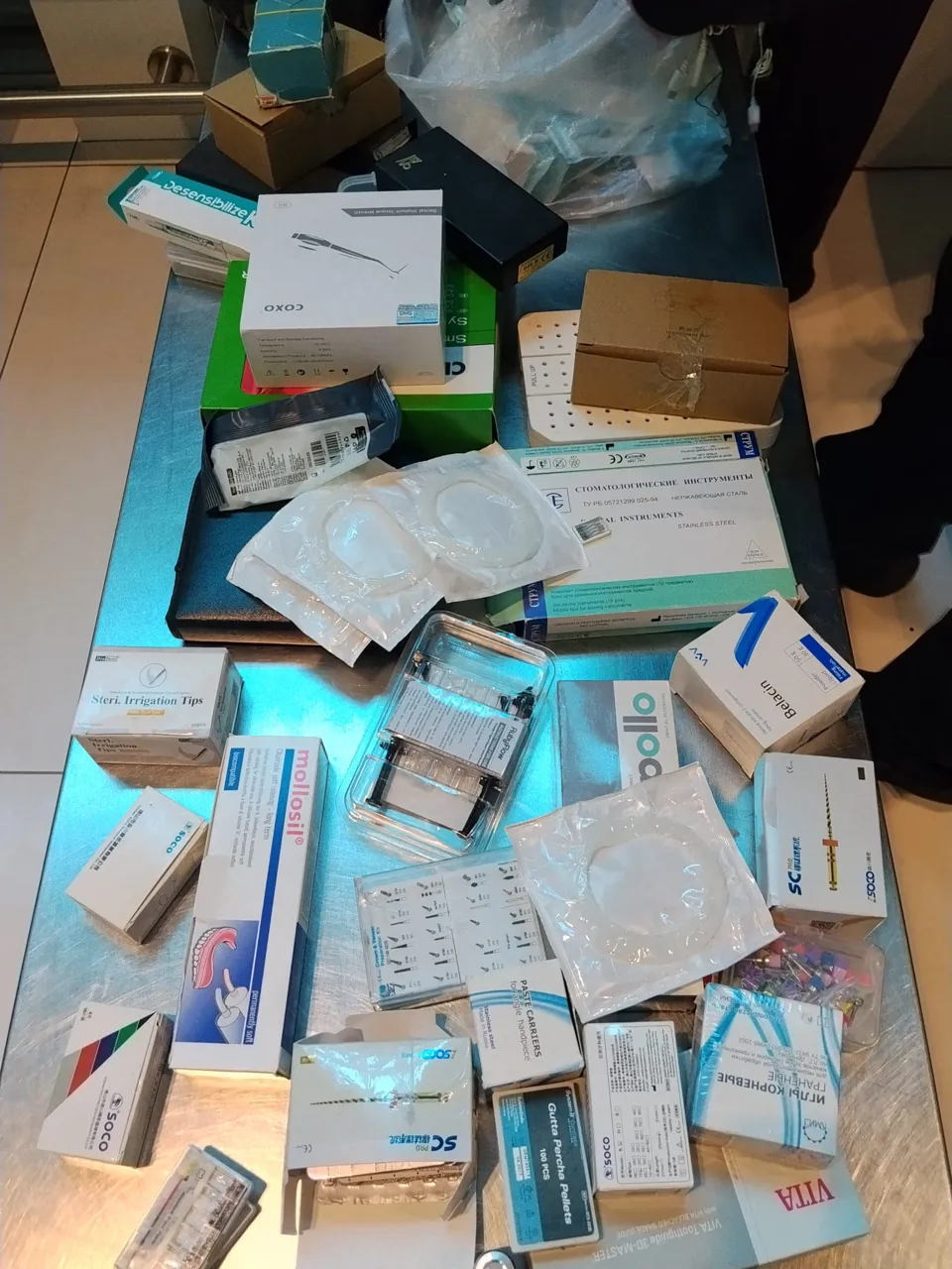 Două tentative de contrabandă cu ustensile stomatologice, dejucate la Aeroportul Chișinău