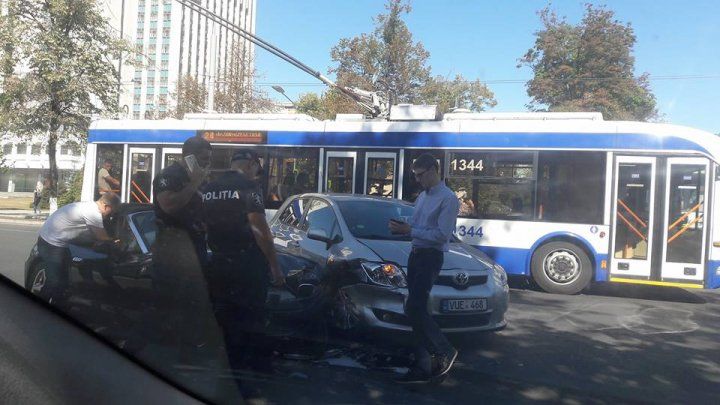 Accident la intersecția străzilor Sfatul Țării și Ștefan cel Mare din Capitală. Două mașini s-au ciocnit violent