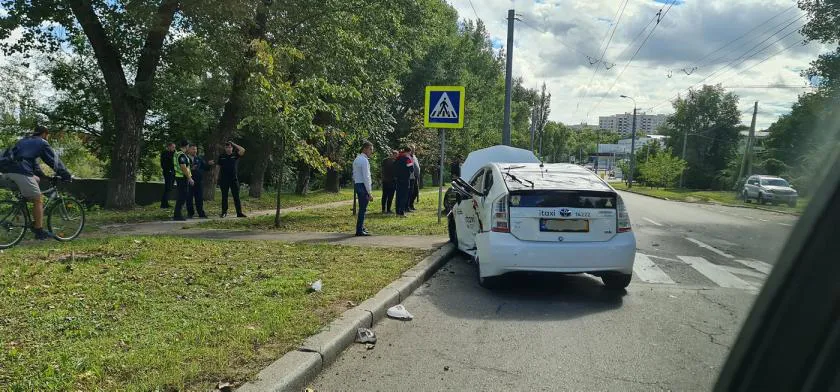 В Кишиневе произошло ДТП с участием машины такси: пострадал водитель