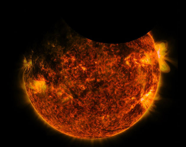 NASA a surprins fenomenul incredibil al unei duble eclipse