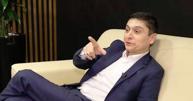 Двойник Зеленского привыкает к съёмочной площадке
