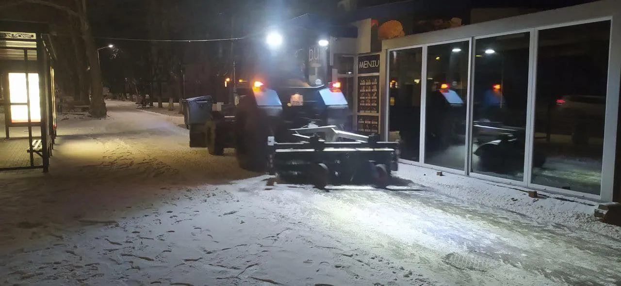 Всю ночь городские службы расчищали от снега улицы столицы