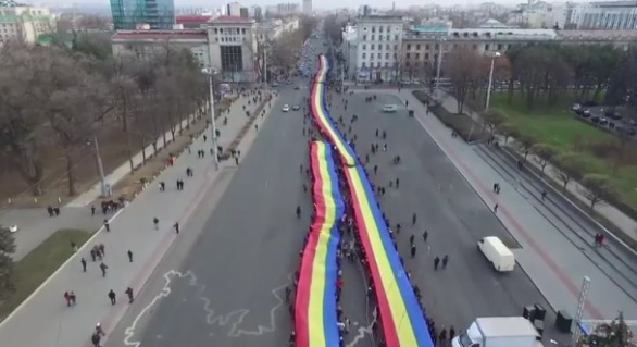 Un km de tricolor pe străzile Chișinăului