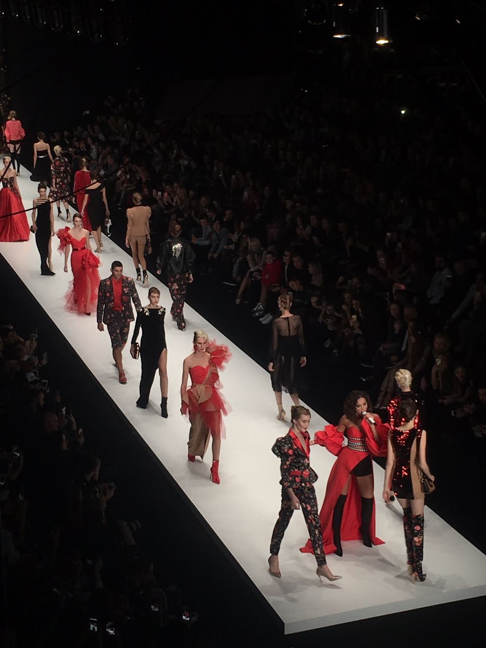 Гости Mercedes-Benz Fashion Week Russia хором пели с Бузовой
